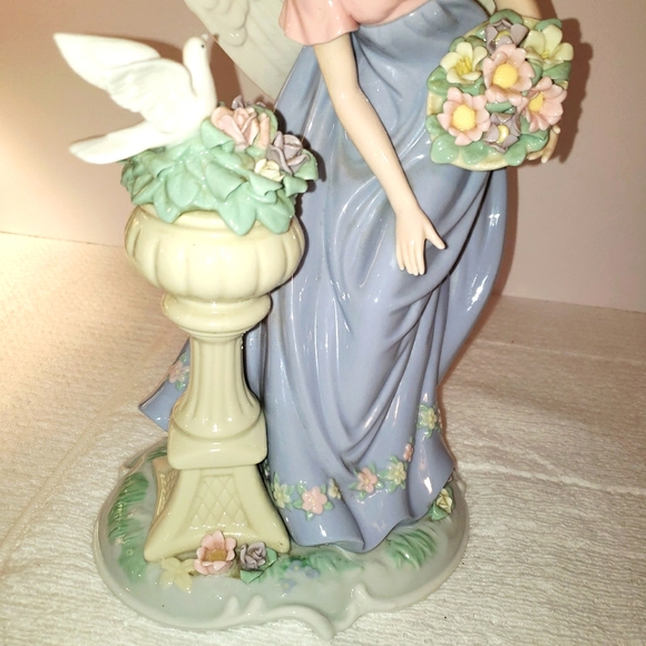 12" Porcelain Angel Hand-painted 2006 Holiday Collection Members Mark - Picture 10 of 13